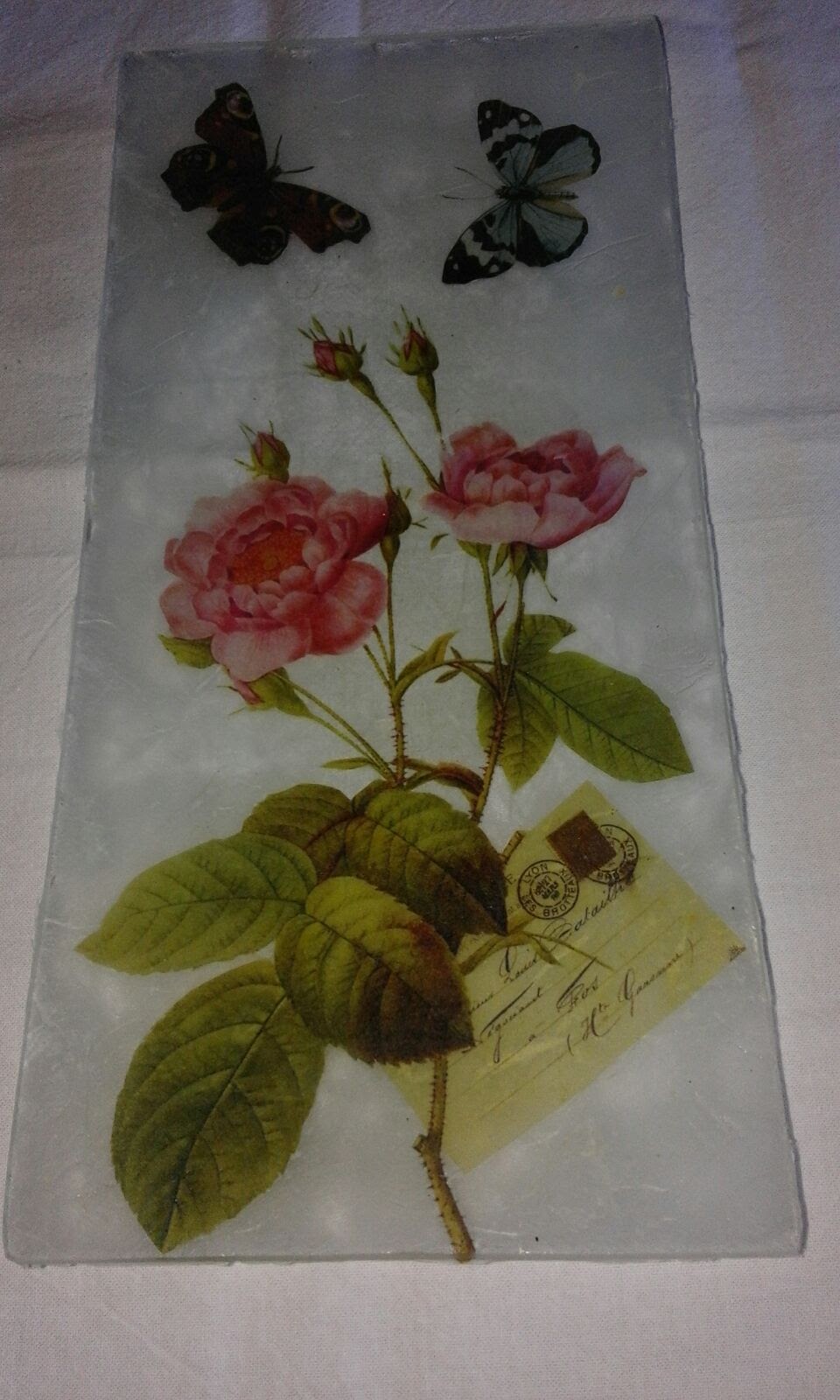 bandeja de vidrio con 2 rosas